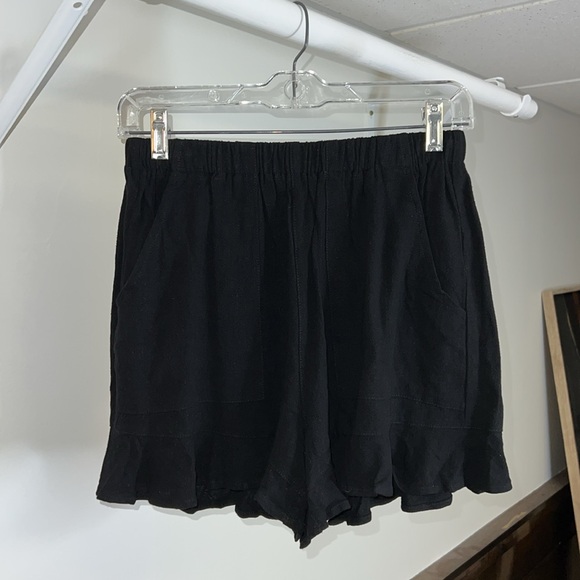 Amazon Pants - Amazon Black Ruffle‎ Hem Shorts- M